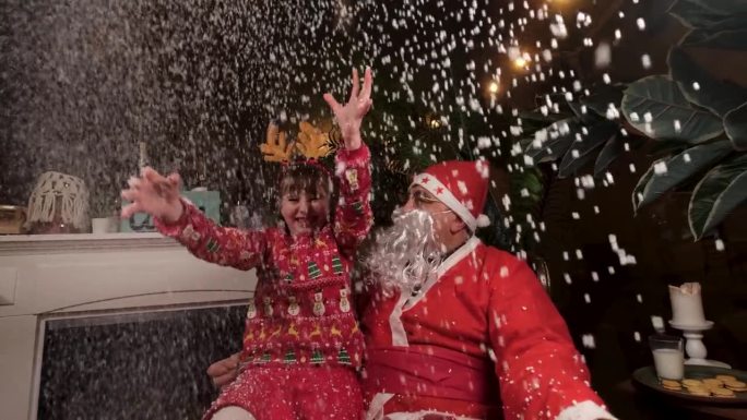 小女孩和圣诞老人玩得很开心