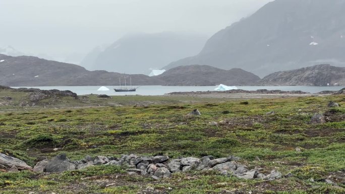 在一个下雨天，一艘三桅纵帆船在jyttehaven。Scoresbysund,格陵兰岛。