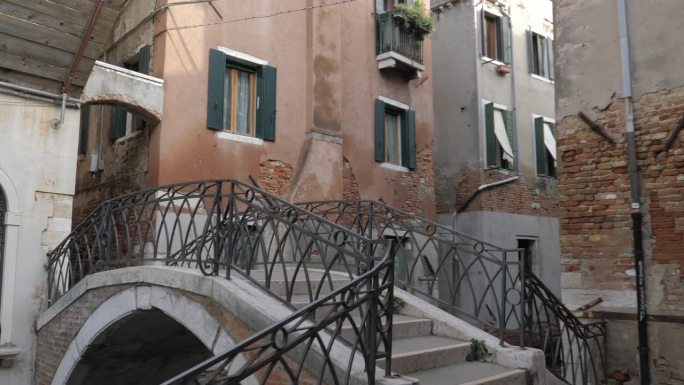 威尼斯的优雅和比萨的倾斜遗产