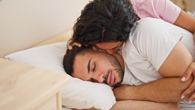 一对男女在卧室睡觉时亲吻男友