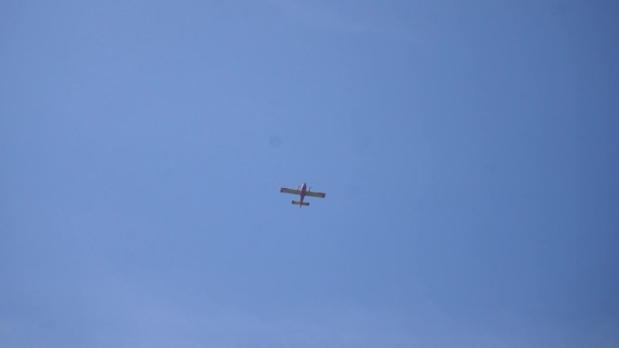 从地面上看，在夏日晴朗的日子里，有两个螺旋桨的民用飞机在蓝天上翱翔。航空、运输、空中飞机的概念。