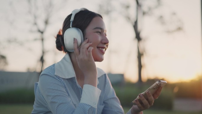 晚上在公园里听音乐的年轻女子