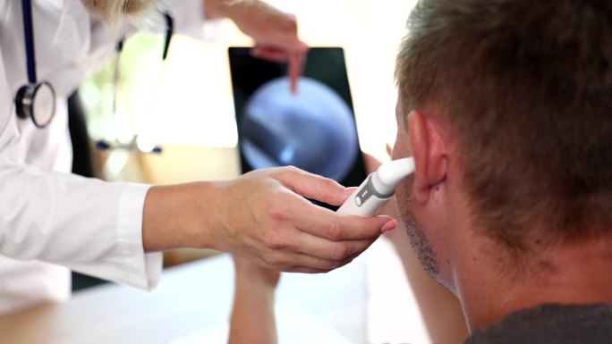 耳鼻喉科医生使用数字耳镜检查患者