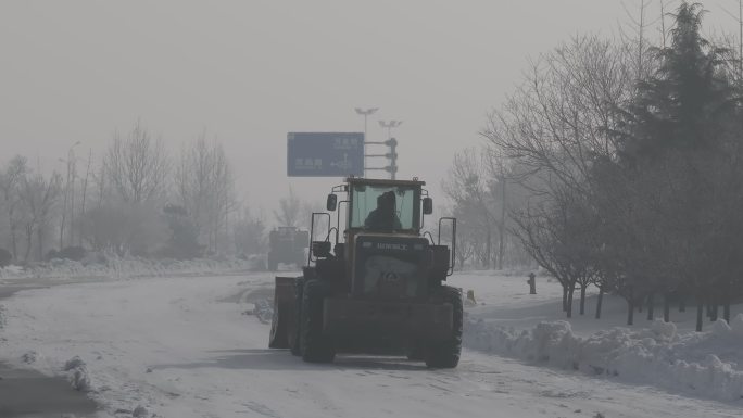 航拍俯瞰威海市双岛湾清雪除冰铲车