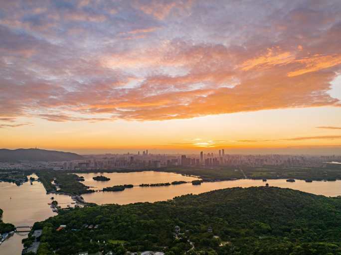 无锡鼋头渚蠡湖太湖城市日出天际线