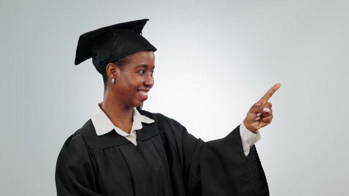 毕业典礼，女人和学生在工作室里为学校和教育广告指手画脚。快乐的黑人毕业生的肖像与模型，清单或清单上的