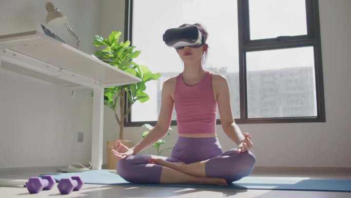 女人戴着VR耳机在家里的沙发上冥想，并与人互动