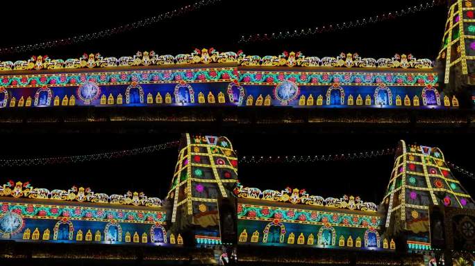 全景的灯光装饰着著名的Tirupati Balaji寺