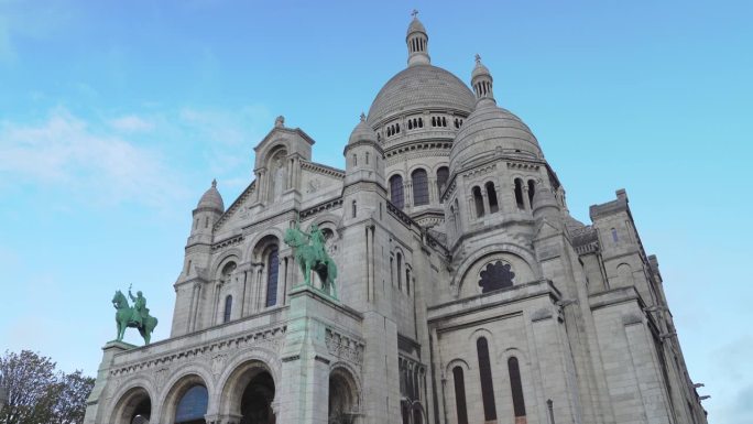 圣心大教堂位于巴黎蒙马特高地的山顶