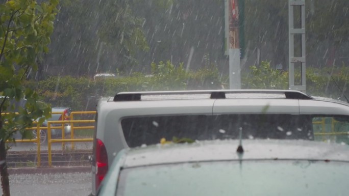 冰雹伴随着巨大冰雹的暴雨。