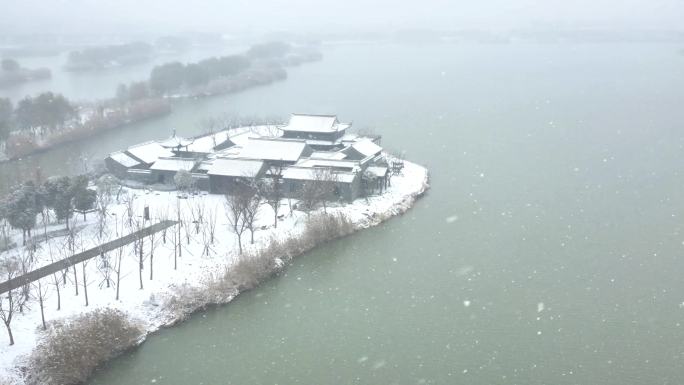 航拍北湖湿地公园雪景湖泊古建筑江南下雪