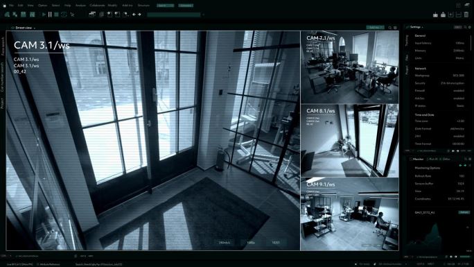 监控摄像头闭路电视视频，多屏幕显示人们在办公室工作。高科技安全和数据保护模型。用于计算机显示器的屏幕