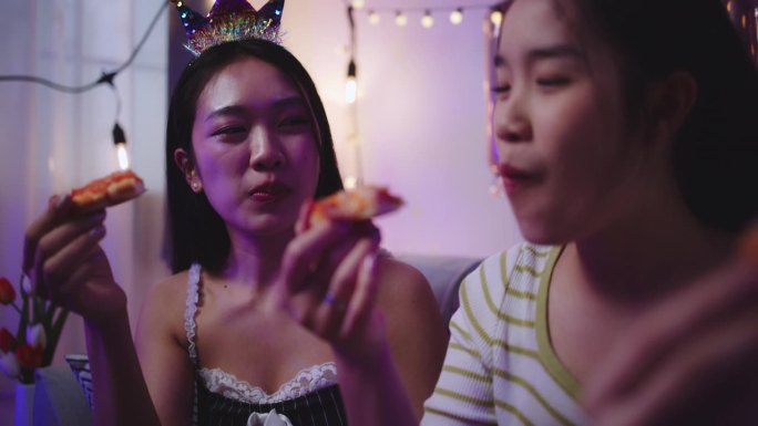 亚洲女团一边吃披萨一边庆祝新年