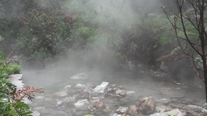 天然温泉河与露天烟雾蒸汽