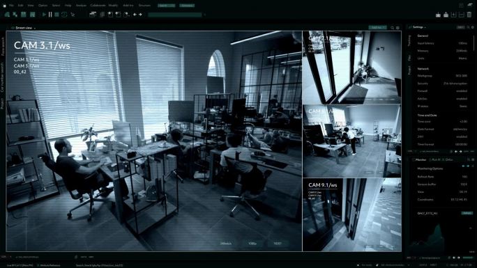 监控摄像头闭路电视视频，多屏幕显示人们在办公室工作。高科技安全和数据保护模型。用于计算机显示器的屏幕