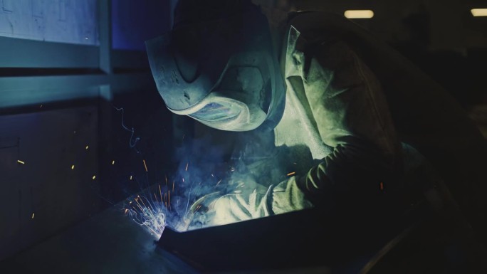 工业工人在工作中使用焊机