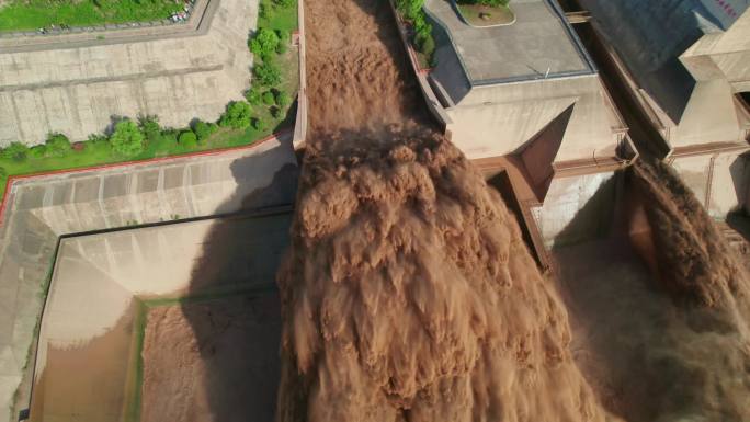 河南洛阳市济源市黄河小浪底水库水坝排沙