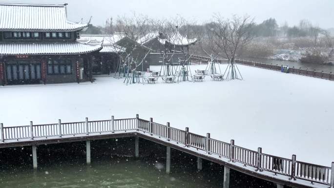 航拍北湖湿地公园雪景湖泊古建筑江南下雪