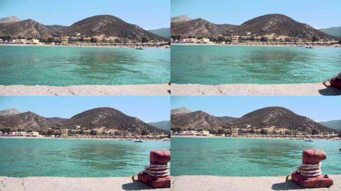 在希腊克里特岛的福德尔湾海滩上旅行，绿松石般的海水露出了一个护柱