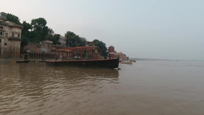 电影日落风景船泛右古圣城瓦拉纳西印度恒河运河船游船北部邦人在加特邦省景观灰色多云