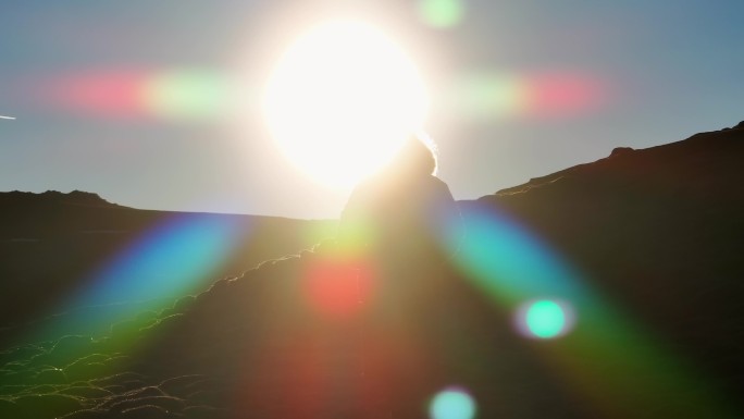 青海拉脊山看日出的人们