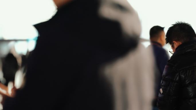 人群中打电话火车站里候车区等着检票的乘客