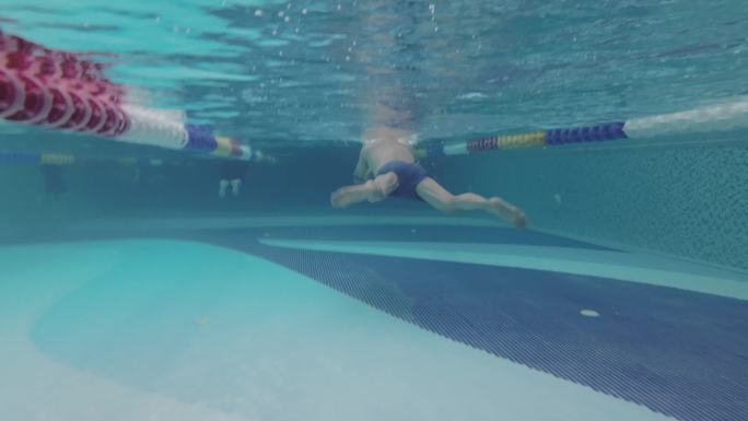 4k水下水中拍摄室内游泳池游泳，休闲健身