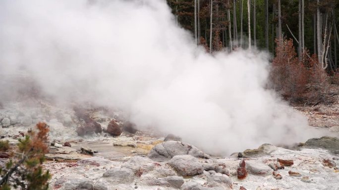 来自美国黄石国家公园猛犸温泉的蒸汽