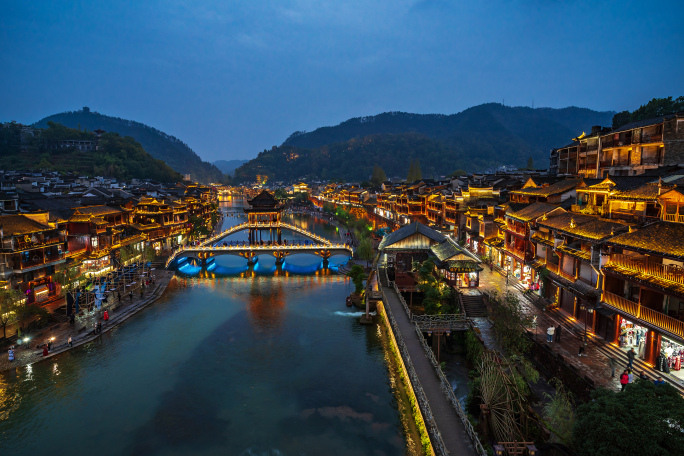 4K凤凰古城沱江夜景烟雨延时多场景合集