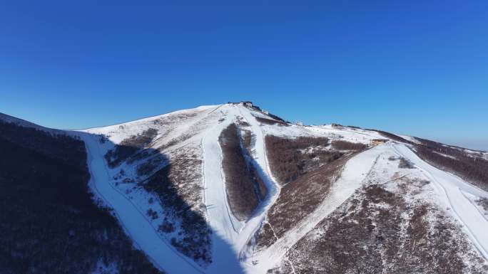 航拍北方山群雪山滑雪场