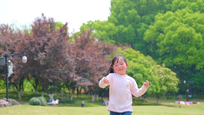 快乐无忧无虑童年玩耍时光公园小孩子小女孩