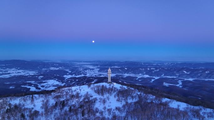 东北寒冷冬天月亮下的灯塔