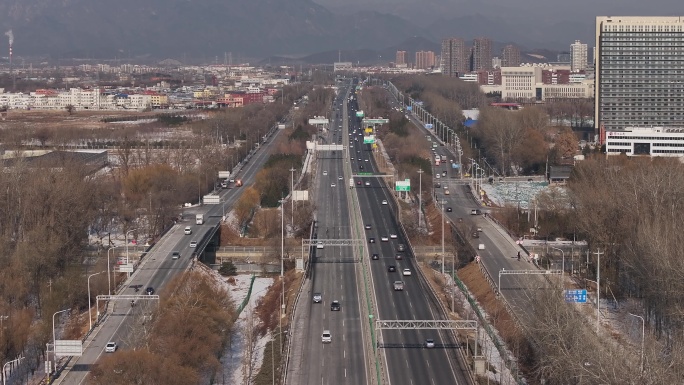 百葛服务区航拍高速公路汽车行驶