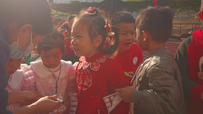 幼儿园 元旦 集市 幼儿逛集市 喜庆