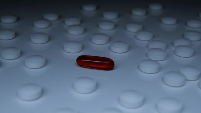 一粒红色胶囊，软性明胶外壳，放置在圆形药丸中，更有效的药物，增加了活性物质的剂量