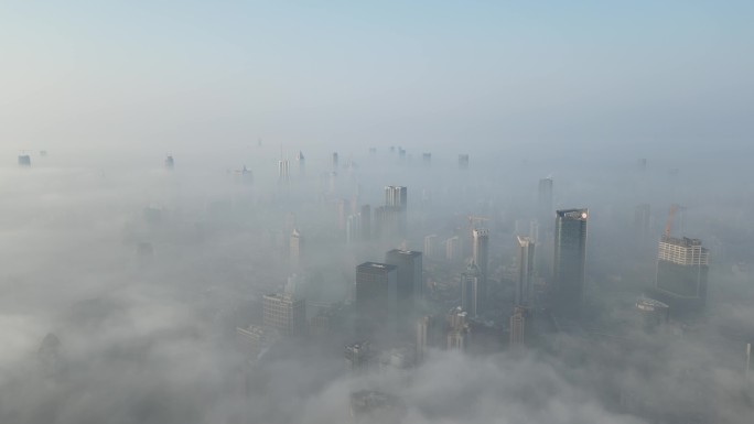 大雾笼罩黄浦建筑群