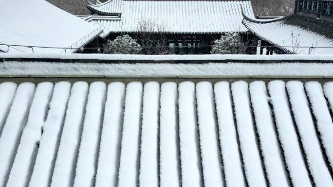 航拍北湖湿地公园雪景湖泊古建筑江南下雪