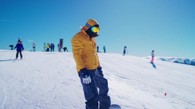 滑雪爱好者享受着阳光明媚的冬日