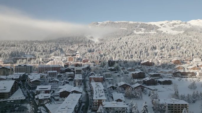 这座山中的小镇位于瑞士的蒙大拿州。冬天在瓦莱州的滑雪胜地