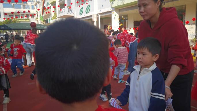 幼儿园 元旦 集市 幼儿逛集市 喜庆