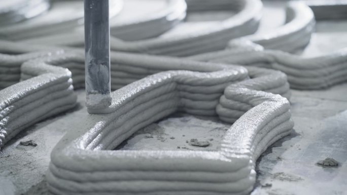 工业建筑3D打印机在高科技生产仓库中的工作特写。创新的房地产公司用水泥打印积木来建造房子。先进自动化