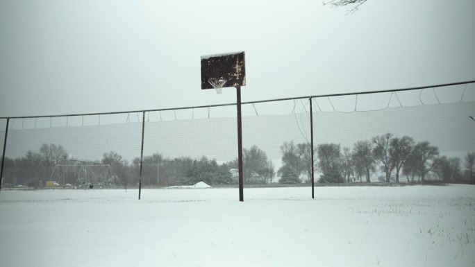 慢动作的雪中的篮筐。雪花以慢动作飘落。