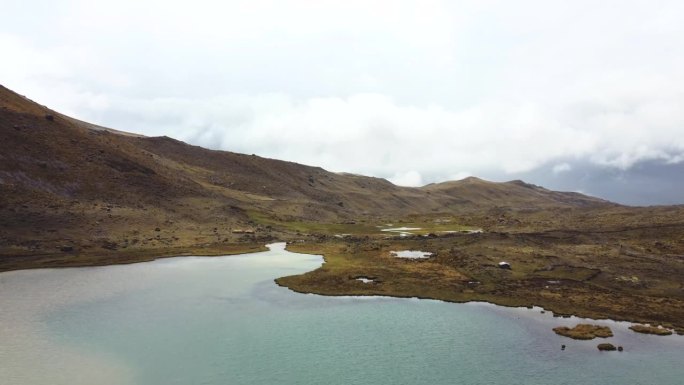空中无人机观看徒步7个湖泊的奥桑盖特库斯科，秘鲁多云的一天绿色的水山4k