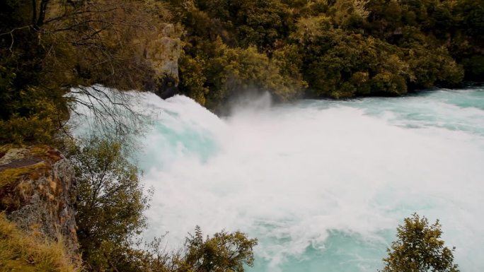 新西兰北岛胡卡瀑布令人惊叹的瀑布