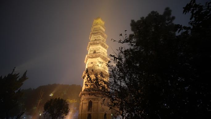 4K夜间浓雾下的古塔