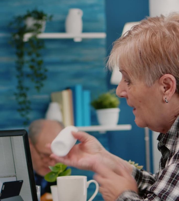 垂直视频:远程医生使用网络摄像头给生病的老年妇女开药