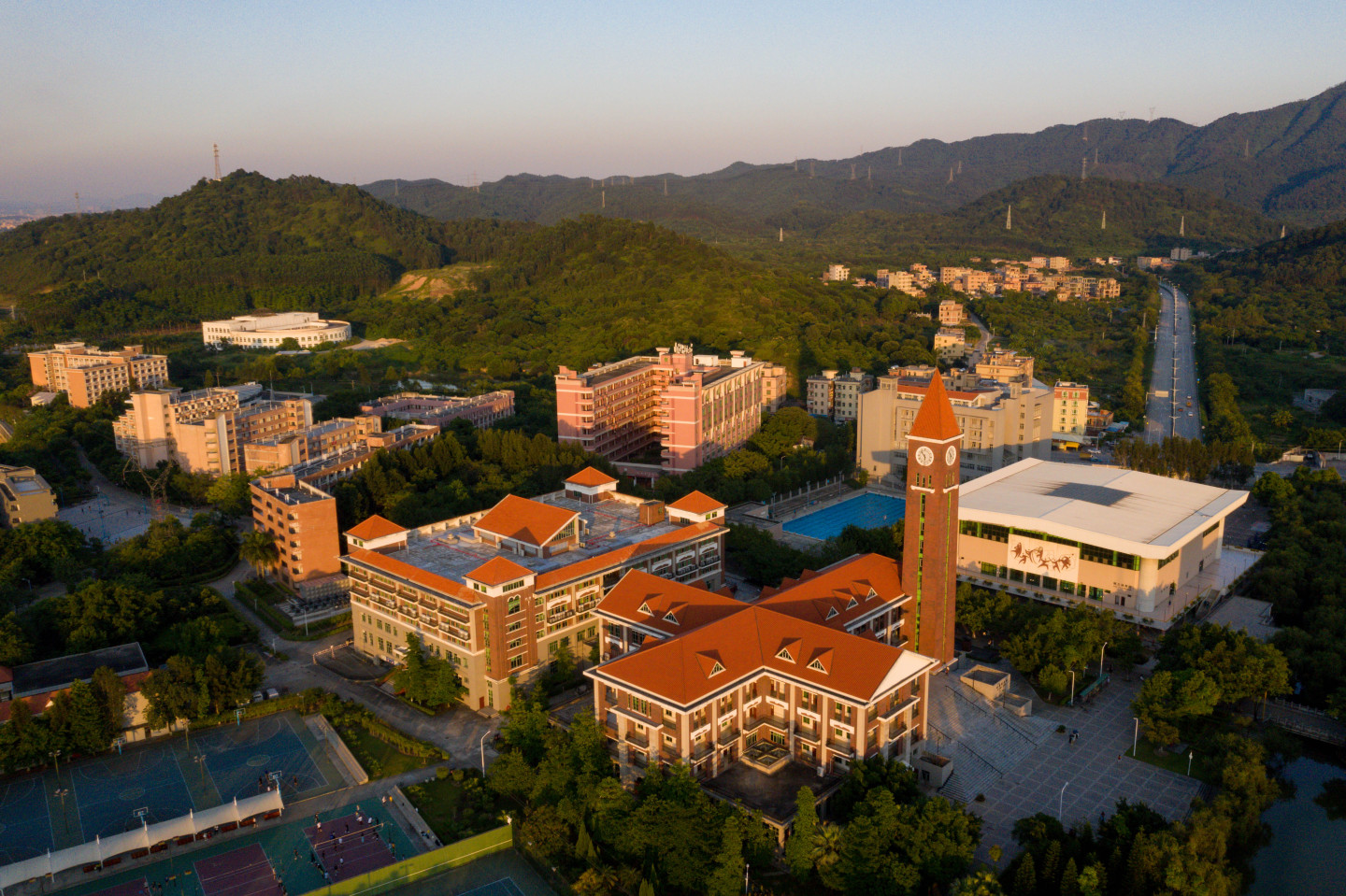 广东培正大学大气航拍钟楼图书馆教学楼