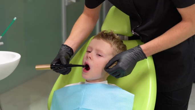 正畸牙医操作蓝光美白uv灯，固化牙齿，护理牙齿的理念