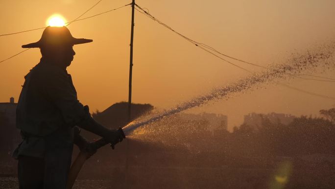黄昏田野里人工喷淋菜地抗旱浇水