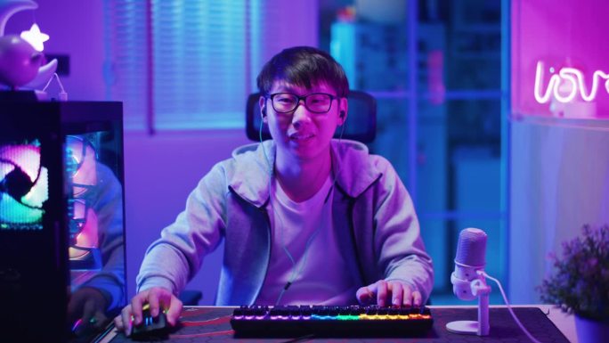 快乐的玩家在客厅玩电子游戏彩色霓虹灯电脑